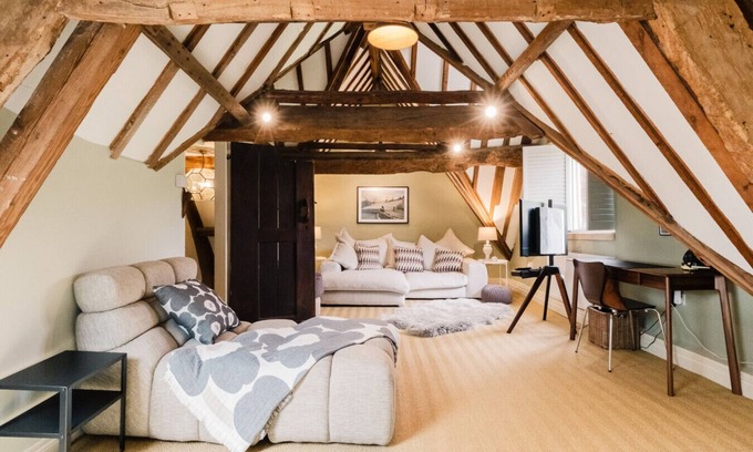 Stroud House | The Mill House - Beautiful 4BD Country Home