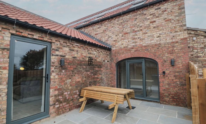 Holme Cottage | THE MILL HOUSE, pet friendly, with hot tub in Thirsk