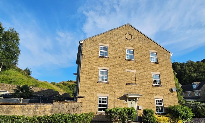 Todmorden House | THE MILNE, pet friendly, with a garden in Todmorden