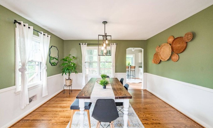 Lynchburg House | The Mimosa | Family Friendly, 2 King Bds, Big Yard