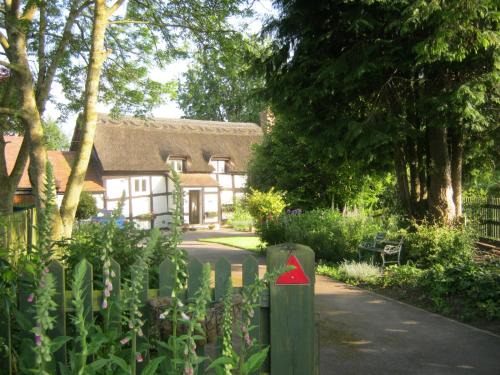 Moreton Bed & Breakfast | THE MOATS - CODDINGTON A small private thatched cottage B&B located in quiet countryside between Ledbury and Malvern - convenient for the Malvern Three Counties Showground and 5 miles from excellent shops restaurants and Ledbury Poetry Festival