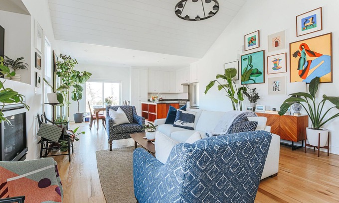 Woolen Mills House | The Modern at Woolen Mills: Downtown/Dog Friendly!