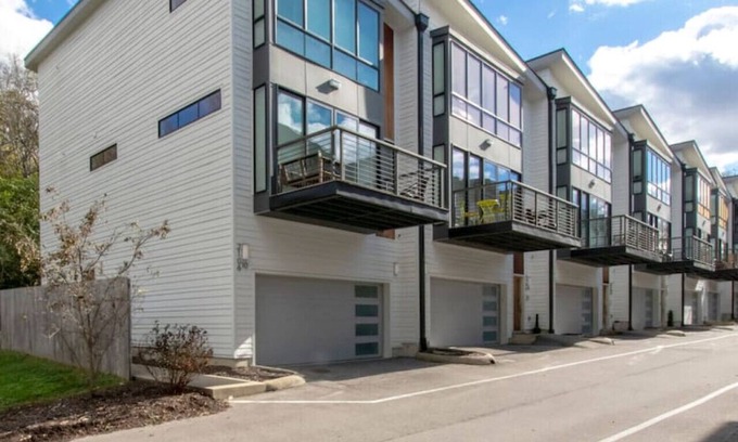 North Nashville House | The Modern Edge - 4BR/2.5BTH - Gorgeous Getaway