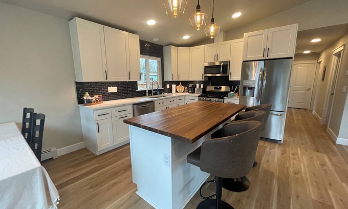 Old Seward - Oceanview House | The Modern Moose. A Ranch home close to airport.