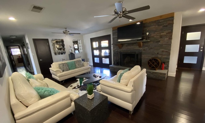 Fort Worth House | The Modern Retreat in FunkyTown VI Backyard Oasis