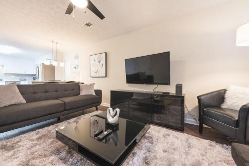 Conyers House | The Modern Serenity Townhome -10 mins to Horsepark