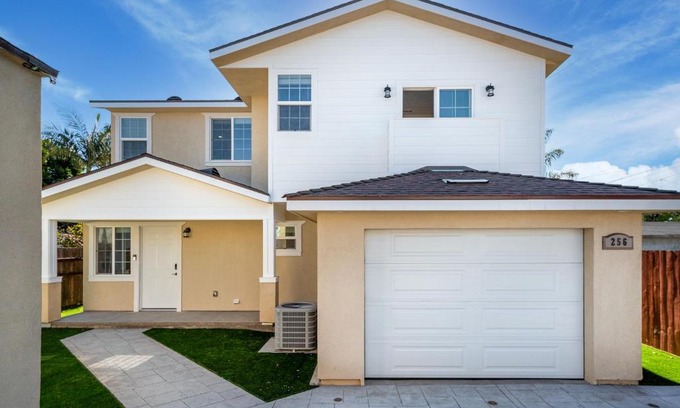 Inglewood House | The Modernist - 3bd,3bath Whole House! - Comfortable, Modern Interior - 5 Min from LAX and SOFI Stadium!