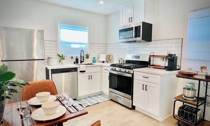 Harbor Apartment | The Modernist’s Hideaway, a fully-furnished luxury studio located in Long Beach!