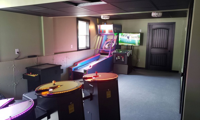 Plymouth House | The Mojito House with Hot Tub, Arcade and Theatre walking distance downtown