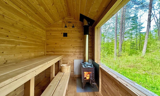 Wardsboro Ski Chalet | The Mont Haus- WOOD FIRED SAUNA - Minutes to Mt. Snow and Stratton!