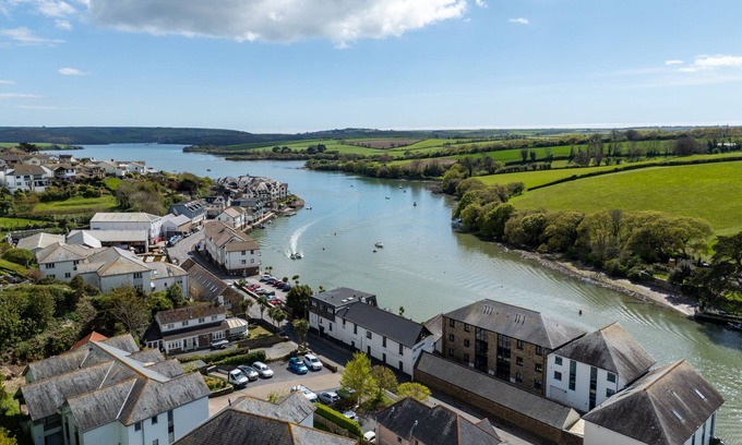 Kingsbridge Cottage | The Moorings - a house that sleeps 8 guests in 4 bedrooms