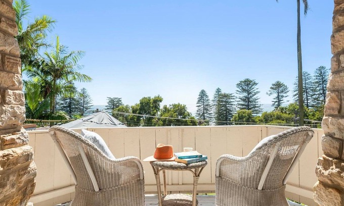 Palm Beach House | THE Moorings by Palm Beach Holiday Rentals