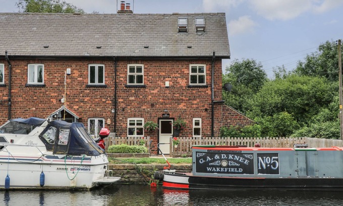 Stanley House | THE MOORINGS, pet friendly, character holiday cottage in Wakefield