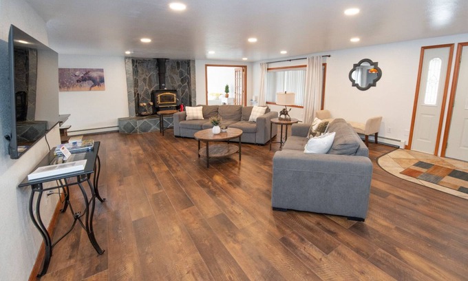 Huffman - O' Malley Cabin | The Moose Pad, Rustic Luxury, serene setting, Spacious 4bed/2bath, Sleeps 12+