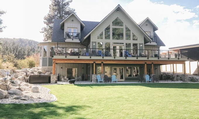 Leavenworth House | The Moose River House - Spacious Riverfront Home/Close to town/Heated Pool