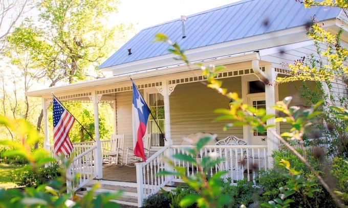 Chappell Hill Cottage | The Most 5 Star Reviews in Town ~ Circa 1900 ~ Private ~ Romantic ~ Pond ~ Fence