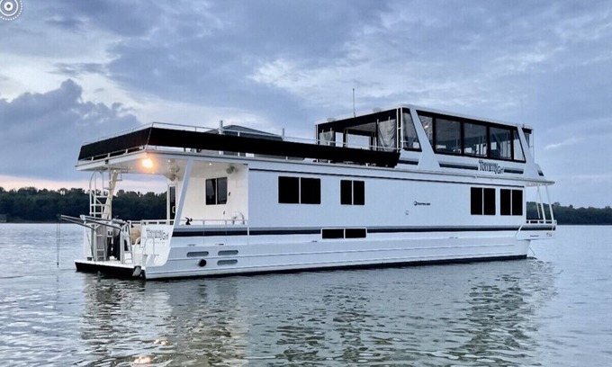 Mid Beach Boat Rental | The most amazing 72’ Yacht with 8 person hot tub.