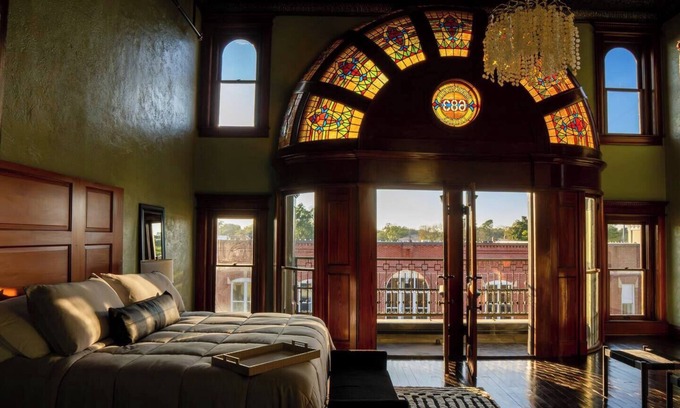 Marshall Apartment | THE MOST BEAUTIFUL SUITE IN HISTORICAL DOWNTOWN MARSHALL, WITH ALL THE AMENITIES