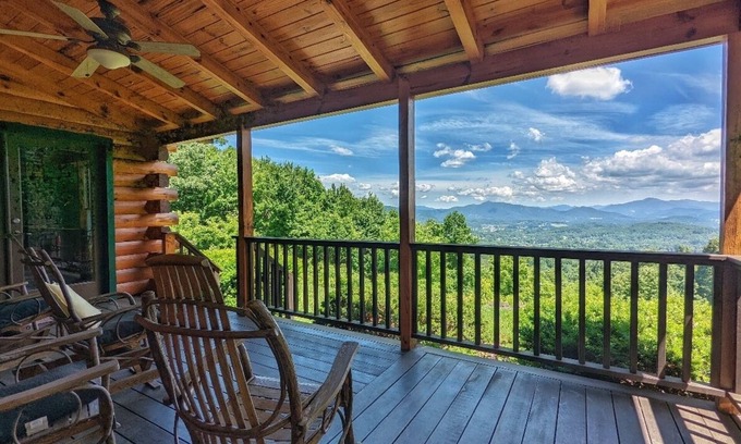 Ridgewood Estates Cabin | The Mountain House -Premium Mountain Retreat with Hot Tub and Stunning Views Pet