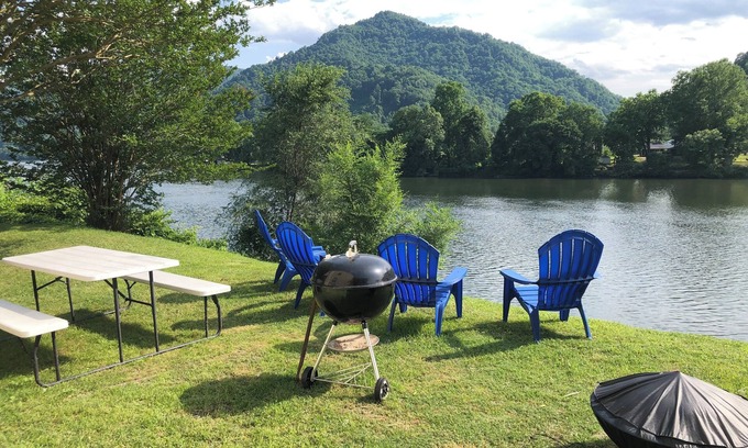 Mount Carbon Apartment | “The Mountain View” is a welcoming apartment with AC in charming Boomer by river