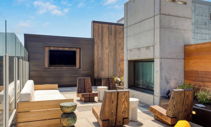 Rainey Street Historic District Apartment | The Natiivo by AvantStay – Modern High-Rise with Rooftop Pool & Skyline Views