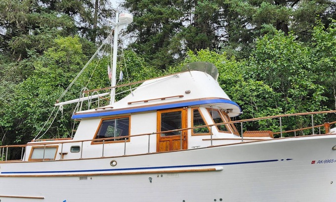 Old Mill Boat Rental | The Nautical Nights - A welcoming 2-bedroom boat with WiFi in scenic Seward