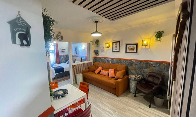 Eastbourne City Centre Apartment | "The Nautical" Pet Friendly Seafront Apartment