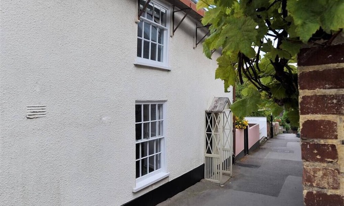 Lyme Regis Cottage | THE NEST, pet friendly, country holiday cottage in Lyme Regis