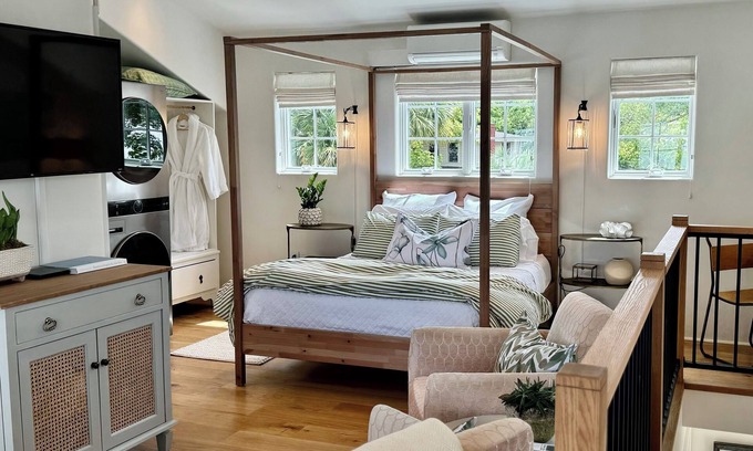 Demere Park Apartment | The Nest /Steps to beach and dining