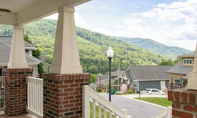 Swannanoa House | The Nest - The Perfect Asheville Getaway; Pet Friendly!, 10 Mins to Downtown