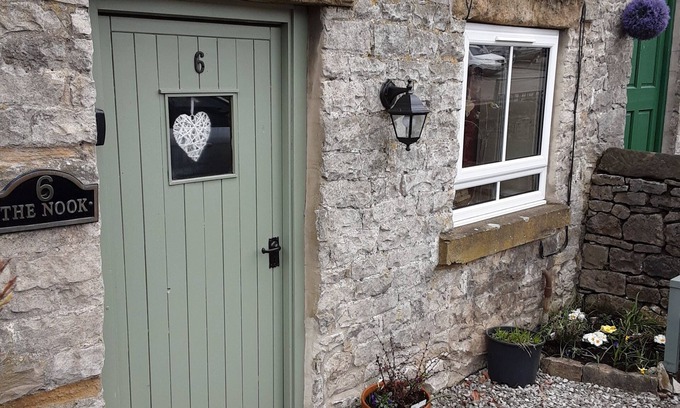 Tideswell Cottage | THE NOOK, a cosy 3 bed cottage, newly renovated & pet friendly in Tideswell
