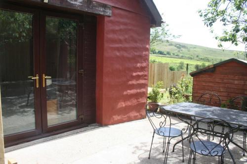 Mawr Apartment | The Nook - Farm Park Stay with Hot Tub & Dome