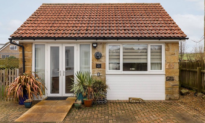 North Sunderland Cottage | THE NOOK, pet friendly, with a garden in Seahouses