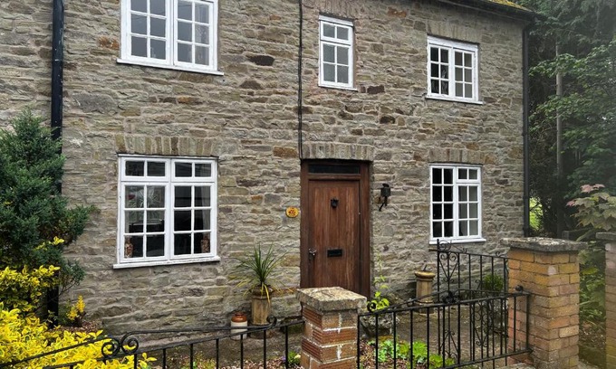 Kington House | The nook sleeps 9 with hot tub
