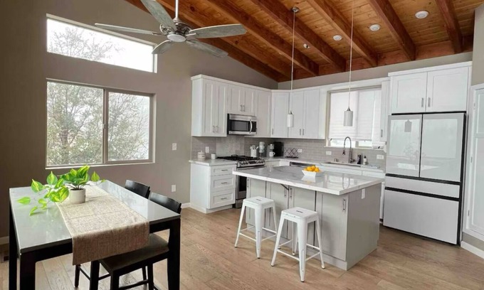 Julian House | The North Peak Retreat - Mountain Modern! Views, Gym, Pet Friendly