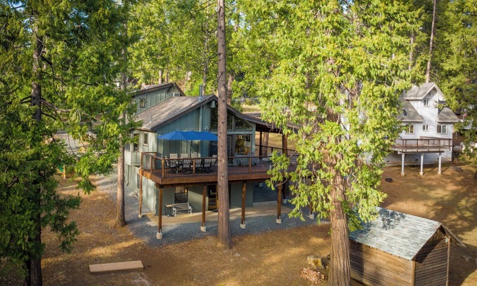 Arnold Cabin | The NuttyBear 3-bedroom cabin with Hot Tub, AC, WiFi in Arnold California
