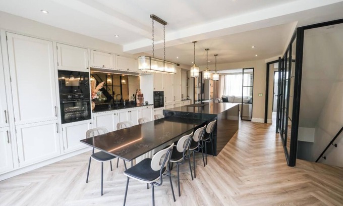 Stockport House | The Oak Dene is a beautifully designed retreat in High Lane that blends sophisticated style with everyday comfort. Finished to an exceptional standard and a calm neutral palette that creates a sense of modern elegance from the moment you walk in.