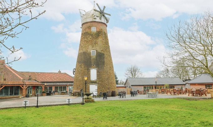 Wymondham Cottage | THE OAK ROOM - WINDMILL COUNTRY RETREATS, pet friendly in Buckminster