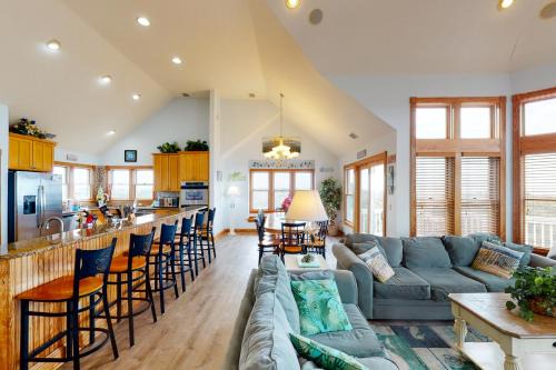 Avon House | The Oaks #15-11