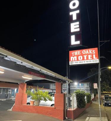 Dimond Hotel | The Oaks Motel