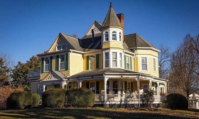 Christiansburg Bed & Breakfast | The Oaks Victorian Inn