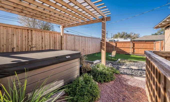 Amarillo House | The Oasis | Hot Tubs | Mini-Golf |EV Charger | 2x Kitchens, Sleeps 12