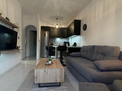 Nea Alikarnassos Apartment | The Obsidian Suite , next to Heraklion Airport