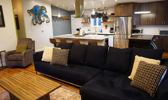 Sand Lake House | The Octopus Den! Cozy 3bd 2bth sleeps 8!