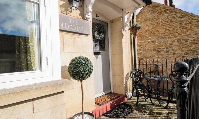 Potter Brompton Cottage | THE OLD CHAPEL, pet friendly, with hot tub in Brompton-By-Sawdon