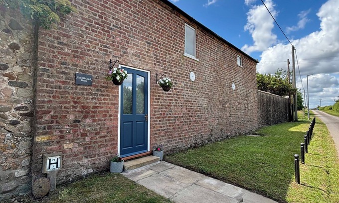 Mappleton Cottage | THE OLD COACH HOUSE AT THE VICARAGE, pet friendly in Hornsea