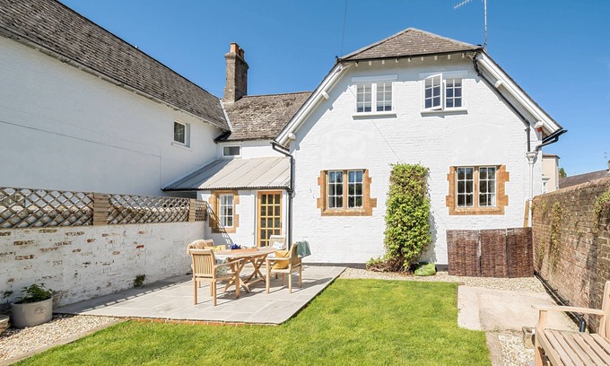 Cerne Abbas House | The Old Court House - sleeps 4 guests in 2 bedrooms