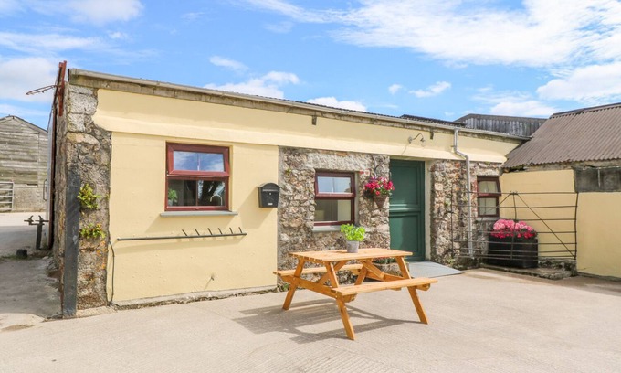 Mabe Cottage | THE OLD COWS HOUSE, pet friendly, with a garden in Helston