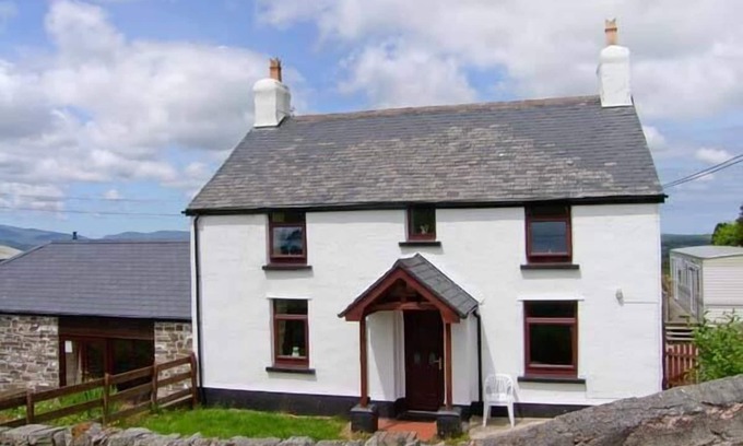 Llanrwst Cottage | THE OLD FARMHOUSE, pet friendly, with a garden in Llanrwst
