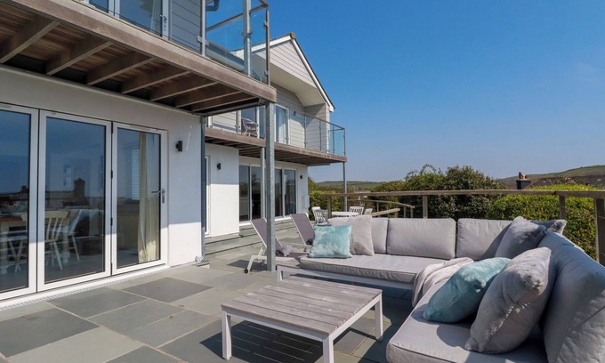 Fowey Cottage | THE OLD HARBOUR MASTERS HOUSE, family friendly in Fowey
